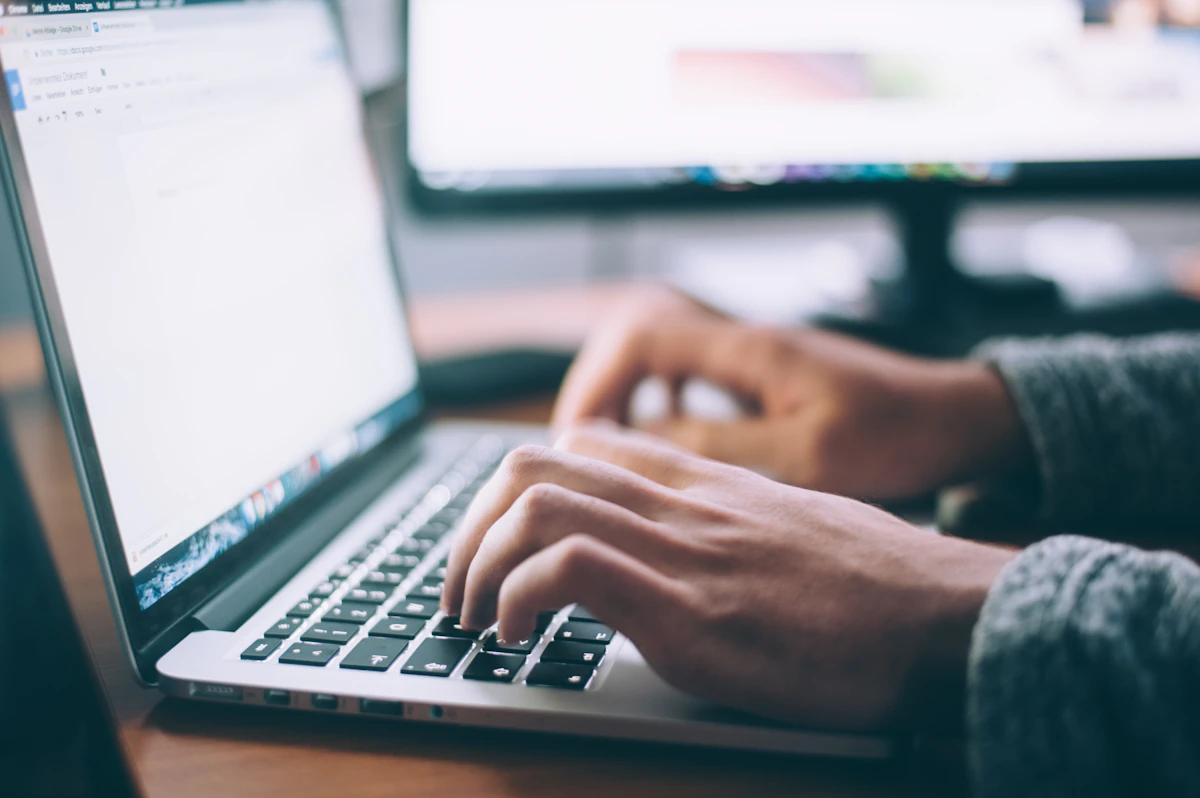 Laptop Online Browsing